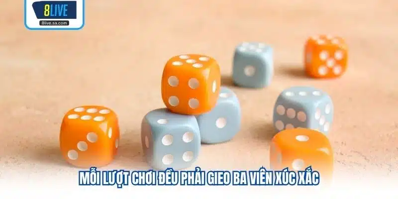Mỗi lượt chơi đều phải gieo ba viên xúc xắc
